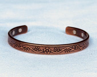 Bracciale in rame puro al 100% / Bracciale rigido regolabile in rame con incisione floreale / Bracciale rigido vintage in rame fatto a mano / Gioiello per uso quotidiano / Regalo per donne e uomini