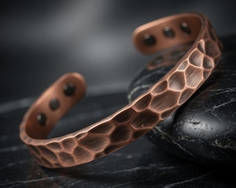 Bracciale rigido in rame martellato da 7 mm, bracciale regolabile in rame puro, finitura lucida o anticata, gioiello rustico fatto a mano, regalo unisex