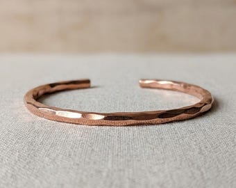 Reines Kupfer gehämmert offene Manschette Armband | Verstellbarer minimalistischer Armreif | Handmade Kupferschmuck | Geschenk für Männer & Frauen | Armband für den täglichen Gebrauch