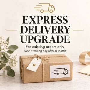 Puede incluir: Un paquete envuelto en papel marrón y atado con cordel, con una etiqueta blanca con un pequeño corazón dorado y una pegatina rectangular blanca con un icono de camión negro. El texto dice EXPRESS DELIVERY UPGRADE.