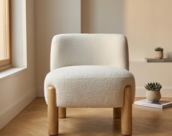 Poltrona lounge in legno massello grezzo e cuscini color ecru – Design minimalista / wabi-sabi