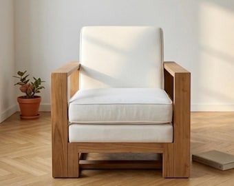 Poltrona lounge in legno massello grezzo e cuscini color ecru – Design minimalista / wabi-sabi