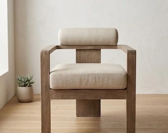 Sillón de madera maciza sin tratar y cojines color crudo – Diseño minimalista / wabi-sabi