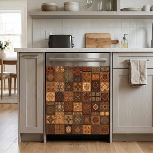 Op de afbeelding: Een vaatwasser met een decoratief frontpaneel met een mozaïektegelontwerp. De tegels zijn in tinten bruin, beige en rood, wat een warme uitstraling creëert. De keuken omvat lichtgekleurde kasten en een houten vloer.