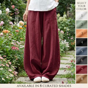 Puede incluir: Pantalones anchos de color burdeos intenso con una costura vertical en la parte delantera de cada pierna. Los pantalones se combinan con una parte superior blanca. Una tabla de selección de colores a la derecha muestra ocho opciones numeradas que incluyen blanco, verde, naranja, negro, azul, gris, burdeos y beige.