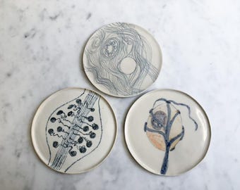 Conjunto de três pratinhos de sobremesa em cerâmica.