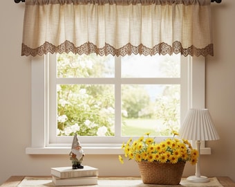 Cenefas de ventana texturizadas en color beige con ribete de encaje marrón para una decoración acogedora del hogar.