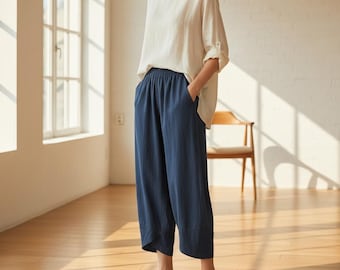 Pantalones culotte anchos azul marino para mujer con cintura elástica y bolsillos.