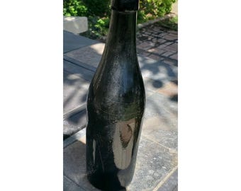 Botella de cerveza antigua de color marrón oliva oscuro con tapón de moho, del siglo XIX.