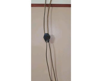 ブラウンとゴールドのレザー製、瑪瑙研磨石付きボロタイ（棺桶型）