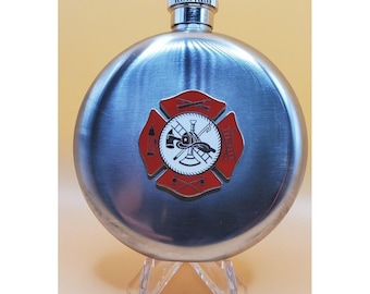 Petaca redonda de bolsillo con medallón de bombero de 148 ml (5 oz).