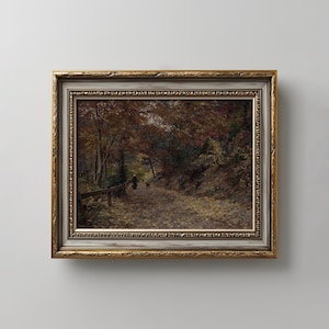 Puede incluir: Un cuadro de paisaje enmarcado que representa un sendero a trav&eacute;s de un bosque oto&ntilde;al con hojas ca&iacute;das, &aacute;rboles en tonos marrones, naranjas y verdes, y una peque&ntilde;a figura caminando con un perro. La obra est&aacute; en un marco ornamentado dorado y gris.
