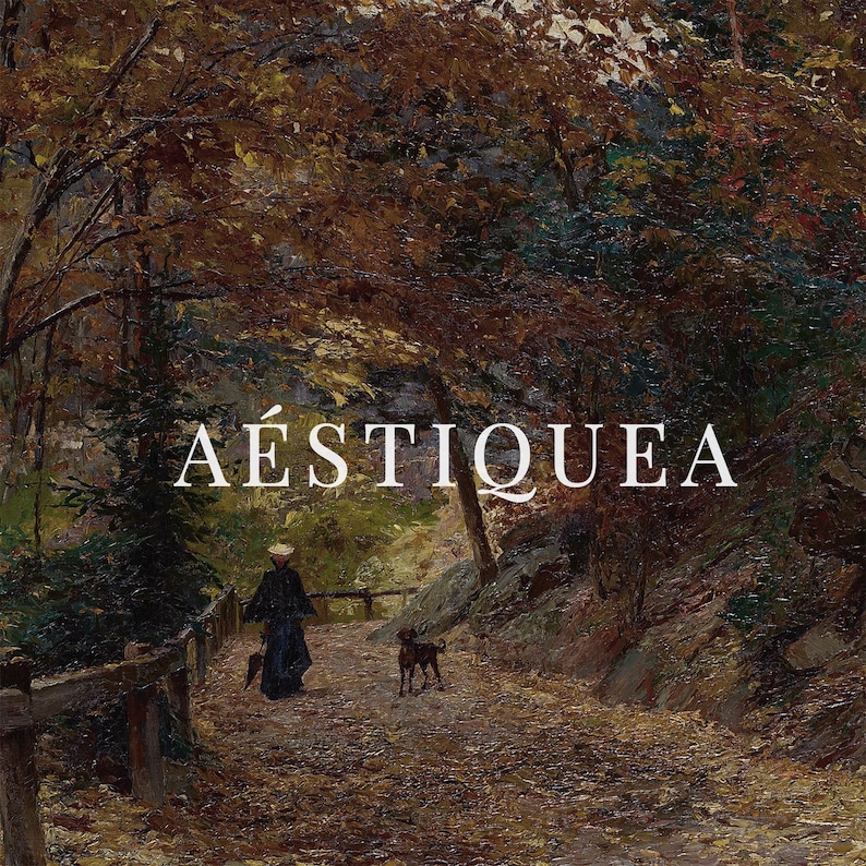Puede incluir: Una pintura al &oacute;leo que muestra a una persona con ropa oscura caminando con un perro peque&ntilde;o por un camino de tierra a trav&eacute;s de un bosque denso con follaje oto&ntilde;al. La palabra AESTIQUEA est&aacute; impresa en letras blancas en el centro.