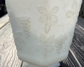 Vaso da fiori esagonale vintage Fire-King in vetro opalino con foglie di vite, Anchor Hocking bianco