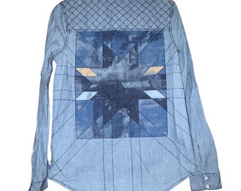 Camisa de mezclilla chambray de lavado claro para hombre Roxy, azul con estampado geométrico de estrella, talla M.