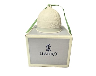 Ornamento de sino de porcelana assinado pela Lladro Collectors Society, 1992, representando um veleiro com sol, Espanha.