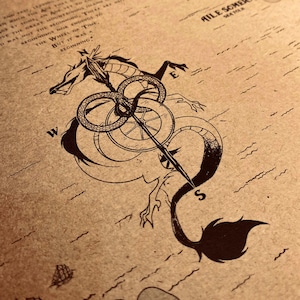 Op de afbeelding: Een gedetailleerde kaart met de titel "SPECULATIVE MAP OF THE WHEEL OF TIME" is gedrukt op bruin papier. Een kompasroos is geïntegreerd in een drakenillustratie. De kaart bevat tekst, illustraties van schepen en de woorden "AILE SOMERA" en "BANDAR".