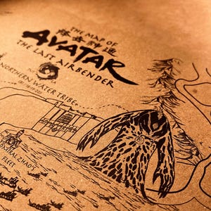Op de afbeelding: Een gedetailleerde kaart van Avatar: The Last Airbender, met de titel in gestileerde letters. De kaart, gedrukt op bruin papier, bevat illustraties van de Northern Water Tribe en de vloot van Admiraal Zhao.