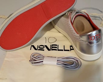 Zapatillas Novella 1072 para hombre, color gris plateado, suela roja, metalizadas y perforadas, talla 10.