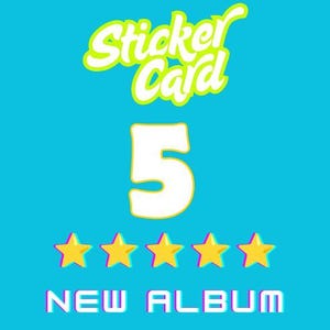 Op de afbeelding: Een helder cyaan grafisch ontwerp met de tekst Sticker Card in limoengroen, een groot wit cijfer 5 met een gele omlijning, vijf gele sterren en de tekst NEW ALBUM in het wit met een subtiel cyaan en magenta glitch-effect.