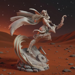 Puede incluir: Escultura detallada de una guerrera en pose dinámica, sosteniendo un arco y una flecha. La figura está vestida con una armadura ornamentada y una capa fluida, de pie sobre una base rocosa. La paleta de colores es principalmente blanquecina, sobre un fondo marrón rojizo.