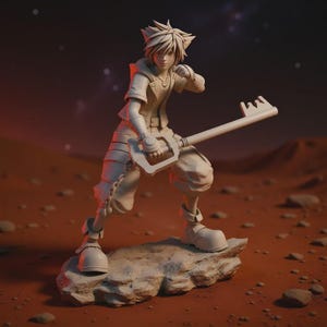Può includere: Una statuetta bianca di un personaggio della serie di videogiochi Kingdom Hearts. Il personaggio è in posa con un'arma a lama chiave, in piedi su una formazione rocciosa su uno sfondo marrone-rossastro. La statuetta è dettagliata con abiti e capelli.