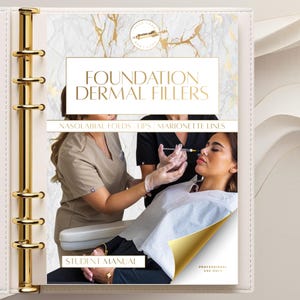 Puede incluir: Una carpeta blanca con anillas doradas que contiene un manual para estudiantes titulado Foundation Dermal Fillers. La portada presenta un fondo de mármol y una fotografía de un profesional realizando un procedimiento cosmético facial.