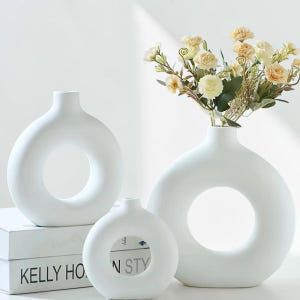 Puede incluir: Un letrero de madera rústica con el texto "Welcome to our home" en letras blancas. El letrero presenta un acabado envejecido y un diseño sencillo y acogedor, ideal para un porche o entrada.