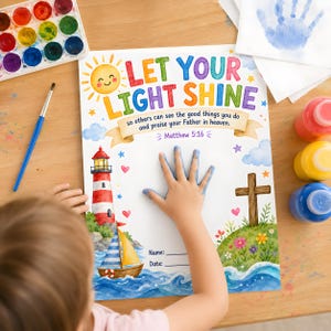 Op de afbeelding: Een kleurrijk kunstproject met de tekst "LET YOUR LIGHT SHINE" en een handafdruk. Het kunstwerk toont een vuurtoren, een zeilboot en een kruis. Waterverf en een penseel suggereren een creatieve activiteit voor kinderen.