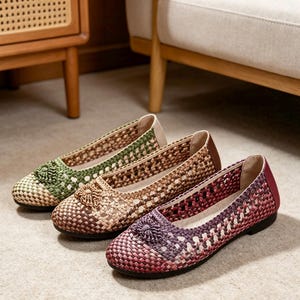 Chaussures plates d'été sans lacets en maille tissée à la main, chaussures de marche respirantes tissées creuses pour personnes âgées, chaussures décontractées pour femmes à semelle en TPU souple en violet camel vert