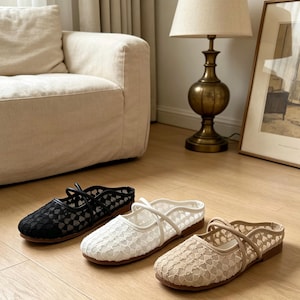 Può includere: Tre paia di scarpe slip-on con tomaia in rete caratterizzata da un motivo circolare ripetuto. Ogni scarpa presenta una punta arrotondata, una suola piatta e due sottili cinturini che si incrociano sul dorso del piede. Disponibili in nero, bianco e beige.
