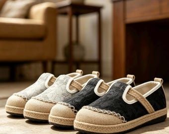 Könnte beinhalten: Vier Paar Espadrilles zum Hineinschlüpfen. Sie haben gewebte Jutesohlen und Obermaterialien aus gemustertem Stoff in Grau, Schwarz und Weiß. Die Schuhe haben runde Zehen und eine geflochtene Juteeinfassung.