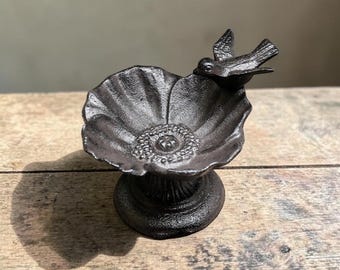 Baño para pájaros de hierro fundido vintage con forma de flor / Comedero de pedestal de metal resistente / Decoración rústica de mesa para jardín / Estatuilla de pájaro antigua / Regalo para el jardín