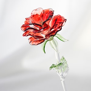 Handgefertigte rote Glas Rose, mundgeblasene Kunst Blumenskulptur, elegantes Tischdekor, romantisches Jubiläumsgeschenk für sie, einzigartiges Blumenornament