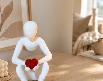 Escultura minimalista romántica impresa en 3D, escultura humana sosteniendo un corazón, regalo para el Día de la Madre, decoración moderna para el hogar.