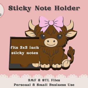 Pode incluir: Um porta-notas autocolantes castanho em forma de vaca Highland de desenho animado com um laço rosa. O suporte serve para notas autocolantes de 7,6 x 7,6 cm. O texto "Sticky Note Holder" e "Instant Digital Download" são visíveis.