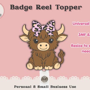 Könnte beinhalten: Ein digitales Design für einen Ausweishalter-Aufsatz mit einem braunen Hochlandrind mit einer rosa-schwarzen Leopardenmuster-Schleife. Der Text umfasst Badge Reel Topper, Instant Digital Download, Universal Topper, 3MF & STL, Resize to suit your needs und Personal & Small Business Use.