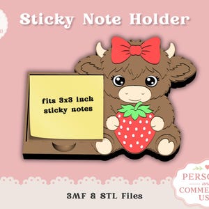 Può includere: Un porta-post-it marrone a forma di mucca dei cartoni animati che tiene una fragola, con un fiocco rosso. Il supporto si adatta a post-it da 7,6 x 7,6 cm. Il testo sull'immagine recita "Sticky Note Holder" e "Instant Digital Download."