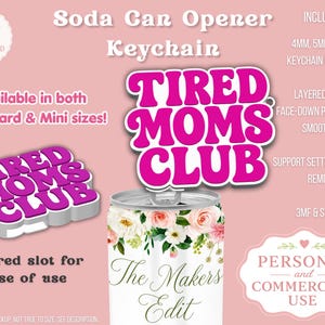 以下が含まれることがあります： ピンク色の「TIRED MOMS CLUB」の文字が入った、ソーダ缶オープナーキーホルダーのデジタルモックアップ。 デザインには、花のアクセントと「The Makers Edit」の文字が入った缶が含まれています。 「標準サイズとミニサイズの両方で利用可能！」という文字も表示されています。