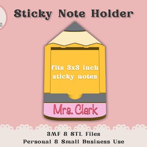 Pode incluir: Um porta-blocos de notas em forma de lápis amarelo com ponta cinza e base rosa. O suporte é projetado para blocos de notas de 7,6 x 7,6 cm e apresenta o nome "Mrs. Clark". A imagem também inclui o texto "Download digital instantâneo".