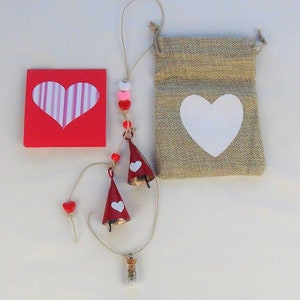 VALENTINSTAG GESCHENK-Paket mit roten Glocken & Herzen Wand oder Tür oder Glockenspiel-Auch Rückspiegel hängend, Sackleinen Geschenkbeutel, handgemachte Karte