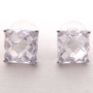 Pendientes facetados de diamantes sintéticos brillantes - Zirconia cúbica GRANDES Pendientes deslumbrantes cuadrados de 1/2&quot; en postes de plata - Hermosos pernos
