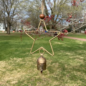 Carrilhão de vento em forma de estrela de arame com sino rústico, corda e contas - Boho Chic Outdoor, Porch, Garden Decor