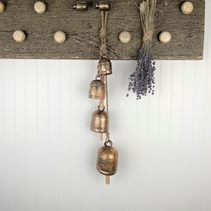 CAMPANELLA SENZA TEMPO DA APPENDERE - Set di 4 campanelle dorate rustiche su corda di dimensioni crescenti - Per ghirlande, porte, mensole, decorazioni natalizie e per le feste