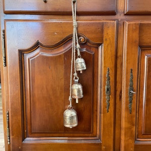 Set di 3 campanellini rustici dorati su corda - MARILYN BELL HANGING - Per ghirlande, porte, mensole, Natale, decorazioni natalizie, addio al nubilato