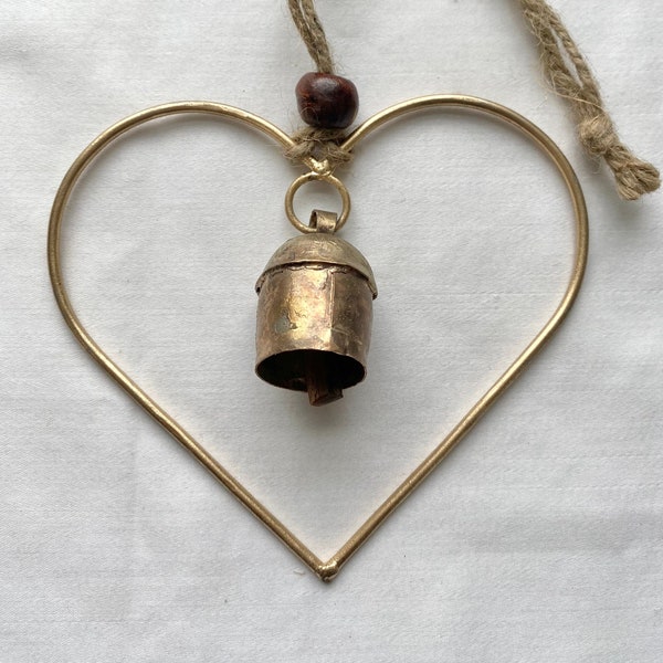 Carillon éolien en forme de coeur en fil doré avec cloche, corde et perle - Déco shabby-chic d'extérieur, de jardin et de chambre de bébé