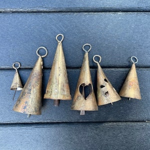 Campane a piramide, gruppo di sei campane coniche rustiche in oro, varietà di campane triangolari per decorazioni domestiche, campanelli a vento, campane da appendere, artigianato