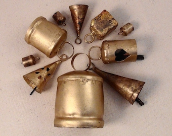 CAMPANAS DE LATÓN - Gran grupo de 10 campanas DORADAS en varios tamaños y formas - Para manualidades, campanillas de viento, jardines, móviles, decoración de bodas, ángeles, puertas