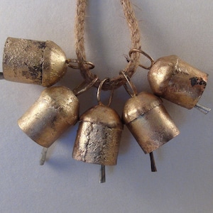 Campanelle dorate rustiche BOHO - Decora per ogni occasione - 5 bellissime campane per artigianato, portachiavi, ghirlande, campanelli, porte, giardino
