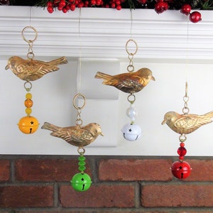 UCCELLO JINGLE - Uccello dorato rustico con perline rosse scintillanti e campanellino rosso - Per ghirlande, alberi, porte, ornamenti, decorazioni natalizie (1 campanellino)